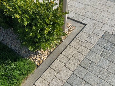The Ground for Street Road 'daki Monotone Gray Brick Stone' un Perspektif Manzarası. Kaldırımlar, kaldırımlar, kaldırımlar, kaldırımlar, Vintage Design Meydanı Döşeme Kalıpları Arka planı, ev, çimenler