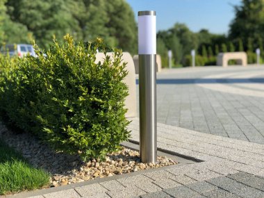 The Ground for Street Road 'daki Monotone Gray Brick Stone' un Perspektif Manzarası. Kaldırımlar, kaldırımlar, kaldırımlar, kaldırımlar, Vintage Design Meydanı Döşeme Kalıpları Arka planı, ev, çimenler