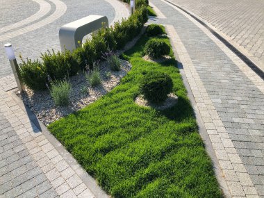 The Ground for Street Road 'daki Monotone Gray Brick Stone' un Perspektif Manzarası. Kaldırımlar, kaldırımlar, kaldırımlar, kaldırımlar, Vintage Design Meydanı Döşeme Kalıpları Arka planı, ev, çimenler