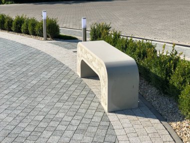 The Ground for Street Road 'daki Monotone Gray Brick Stone' un Perspektif Manzarası. Kaldırımlar, kaldırımlar, kaldırımlar, kaldırımlar, Vintage Design Meydanı Döşeme Kalıpları Arka planı, ev, çimenler