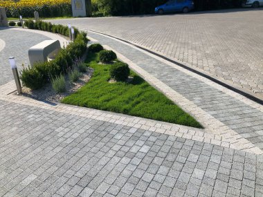 The Ground for Street Road 'daki Monotone Gray Brick Stone' un Perspektif Manzarası. Kaldırımlar, kaldırımlar, kaldırımlar, kaldırımlar, Vintage Design Meydanı Döşeme Kalıpları Arka planı, ev, çimenler