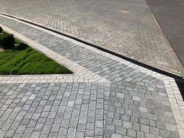 The Ground for Street Road 'daki Monotone Gray Brick Stone' un Perspektif Manzarası. Kaldırımlar, kaldırımlar, kaldırımlar, kaldırımlar, Vintage Design Meydanı Döşeme Kalıpları Arka planı, ev, çimenler