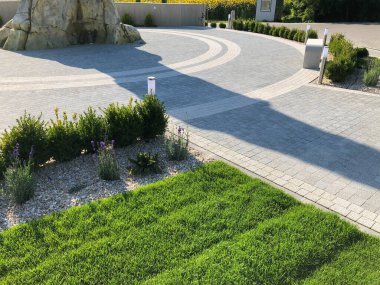 The Ground for Street Road 'daki Monotone Gray Brick Stone' un Perspektif Manzarası. Kaldırımlar, kaldırımlar, kaldırımlar, kaldırımlar, Vintage Design Meydanı Döşeme Kalıpları Arka planı, ev, çimenler