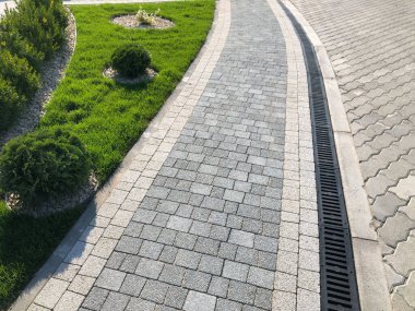 The Ground for Street Road 'daki Monotone Gray Brick Stone' un Perspektif Manzarası. Kaldırımlar, kaldırımlar, kaldırımlar, kaldırımlar, Vintage Design Meydanı Döşeme Kalıpları Arka planı, ev, çimenler