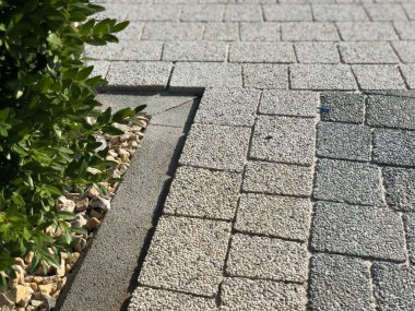 The Ground for Street Road 'daki Monotone Gray Brick Stone' un Perspektif Manzarası. Kaldırımlar, kaldırımlar, kaldırımlar, kaldırımlar, Vintage Design Meydanı Döşeme Kalıpları Arka planı, ev, çimenler