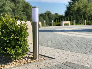 The Ground for Street Road 'daki Monotone Gray Brick Stone' un Perspektif Manzarası. Kaldırımlar, kaldırımlar, kaldırımlar, kaldırımlar, Vintage Design Meydanı Döşeme Kalıpları Arka planı, ev, çimenler