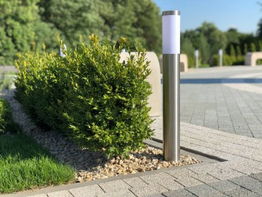 The Ground for Street Road 'daki Monotone Gray Brick Stone' un Perspektif Manzarası. Kaldırımlar, kaldırımlar, kaldırımlar, kaldırımlar, Vintage Design Meydanı Döşeme Kalıpları Arka planı, ev, çimenler