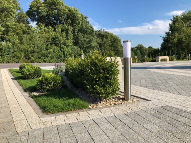 The Ground for Street Road 'daki Monotone Gray Brick Stone' un Perspektif Manzarası. Kaldırımlar, kaldırımlar, kaldırımlar, kaldırımlar, Vintage Design Meydanı Döşeme Kalıpları Arka planı, ev, çimenler