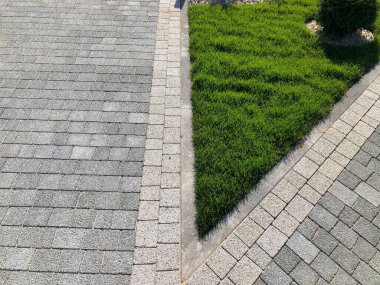 The Ground for Street Road 'daki Monotone Gray Brick Stone' un Perspektif Manzarası. Kaldırımlar, kaldırımlar, kaldırımlar, kaldırımlar, Vintage Design Meydanı Döşeme Kalıpları Arka planı, ev, çimenler