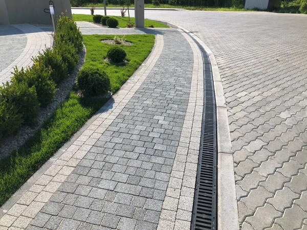 The Ground for Street Road 'daki Monotone Gray Brick Stone' un Perspektif Manzarası. Kaldırımlar, kaldırımlar, kaldırımlar, kaldırımlar, Vintage Design Meydanı Döşeme Kalıpları Arka planı, ev, çimenler