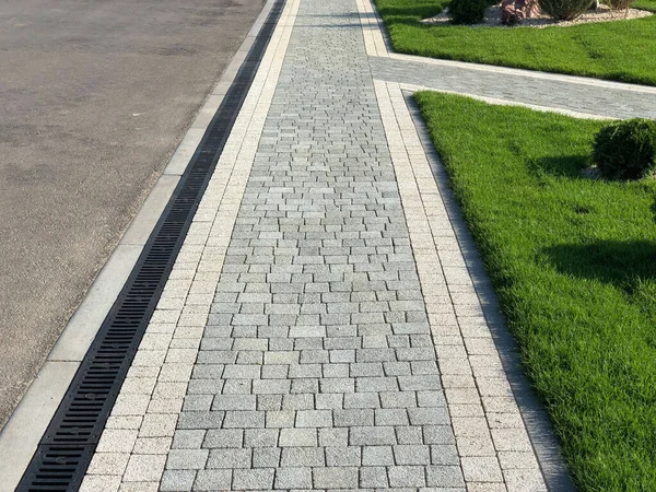 The Ground for Street Road 'daki Monotone Gray Brick Stone' un Perspektif Manzarası. Kaldırımlar, kaldırımlar, kaldırımlar, kaldırımlar, Vintage Design Meydanı Döşeme Kalıpları Arka planı, ev, çimenler