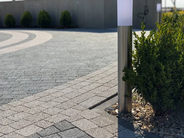 The Ground for Street Road 'daki Monotone Gray Brick Stone' un Perspektif Manzarası. Kaldırımlar, kaldırımlar, kaldırımlar, kaldırımlar, Vintage Design Meydanı Döşeme Kalıpları Arka planı, ev, çimenler