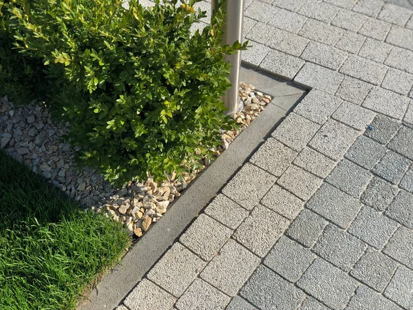 The Ground for Street Road 'daki Monotone Gray Brick Stone' un Perspektif Manzarası. Kaldırımlar, kaldırımlar, kaldırımlar, kaldırımlar, Vintage Design Meydanı Döşeme Kalıpları Arka planı, ev, çimenler