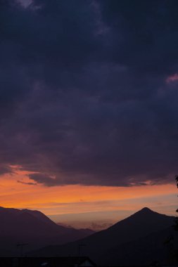 Dağlarda yakıcı gün batımı