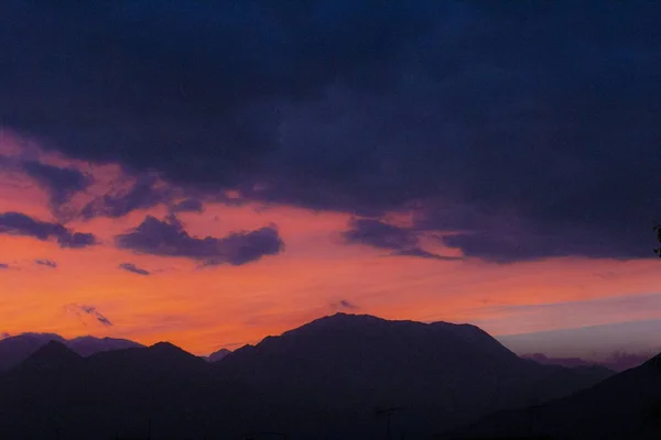 Ohnivý Západ Slunce Nad Horami — Stock fotografie