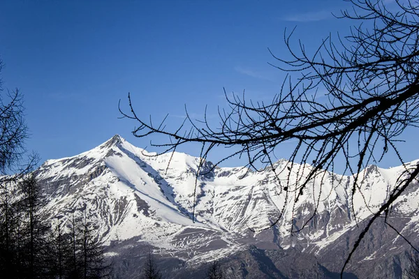 Rocciamelone, monte sacro celta su cielo blu