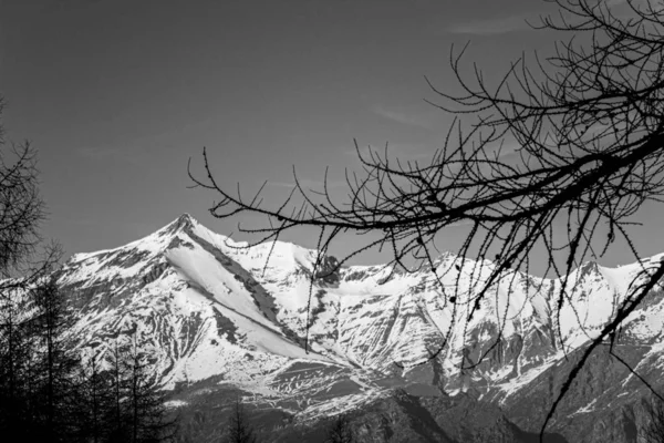 Rocciamelone, kutsal dağ Kelti mavi gökyüzünde