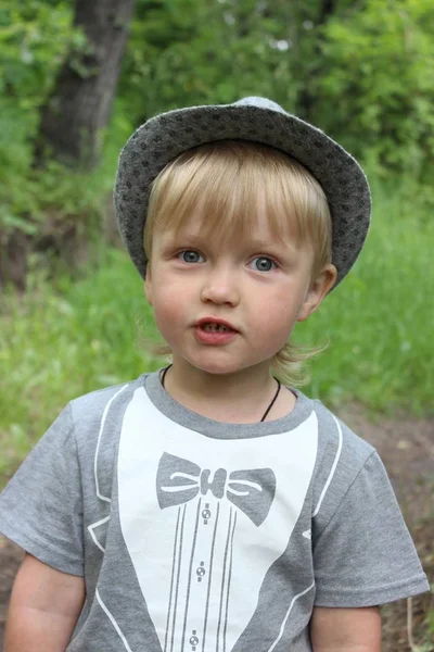 Porträt Eines Kleinen Blonden Jungen Mit Hut — Stockfoto