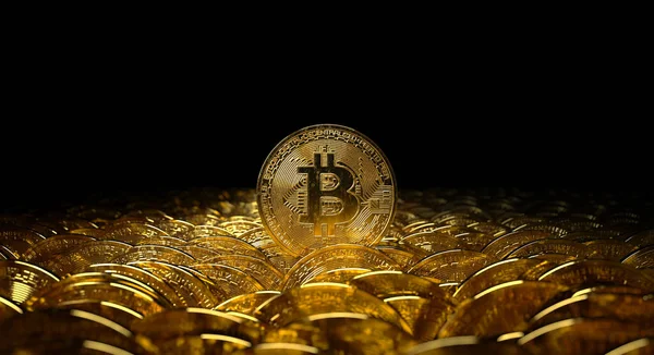 Siyah bir zemin üzerinde kripto para birimiyle izole edilmiş büyük bir dizi altın bitcoin, üzerinde bir altın, pırıl pırıl para duruyor. 3d hazırlayıcı