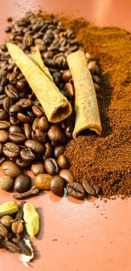 Kahve çekirdekleri ve tarçınlı toprak çok güzel bir fotoğraf.