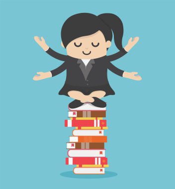 İş kadını kitap yığını üzerinde meditasyon yapıyor