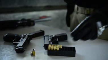 Karanlık odada polisin silah montajına yaklaş.