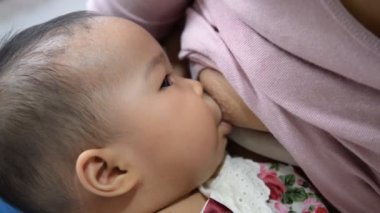 Bebeği emzirmeye yakın, çocukluk konsepti. 