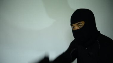 Silahla ateş eden polisin portresi. 
