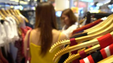 Alışveriş merkezinde kıyafet seçen kadın arkadaşlar, alışveriş konsepti.