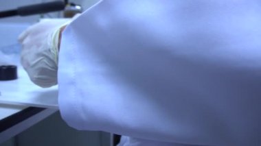 erkek bilim adamı laboratuarda çalışıyor.