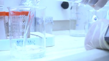 Laboratuvarda çalışan kadın bilim adamı.