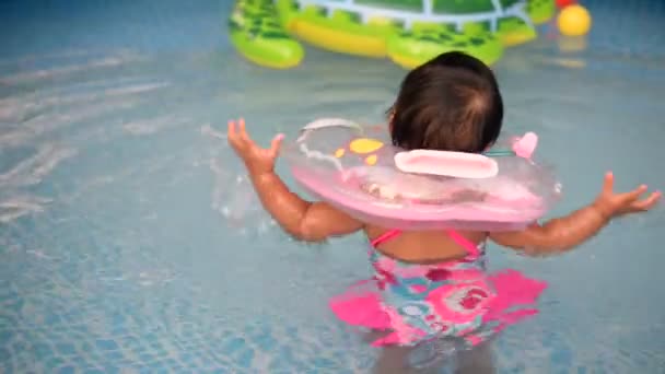 Милая Азиатская Девочка Плавающая Внутренней Трубке Бассейне — стоковое видео