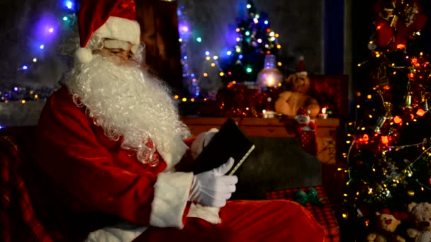 Weihnachtsmann Öffnet Roten Sack Für Schauendes Fröhliches Weihnachtskonzept — Stockvideo