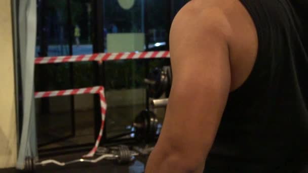 Portrait Musclé Asiatique Homme Formation Dans Salle Gym Exercice Poids — Video