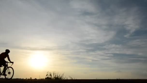 Silhouette Eines Mannes Der Bei Sonnenuntergang Fahrrad Fährt — Stockvideo