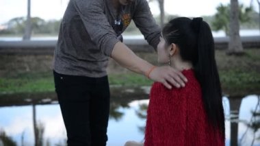 Güzel bir çift, parkta yaz gününün tadını çıkarıyor.