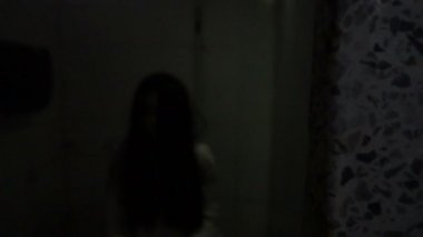 Asyalı kadın portresi kanla, korku sahnesiyle, korkunç geçmişiyle, Cadılar Bayramı posteriyle, Taylandlı insanlarla dolu.