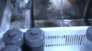 erkek bilim adamı laboratuarda çalışıyor.
