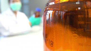 İlaç laboratuarında test yapan iki Asyalı kadın bilim adamının yavaş çekimleri. 