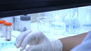 erkek bilim adamı laboratuarda çalışıyor.