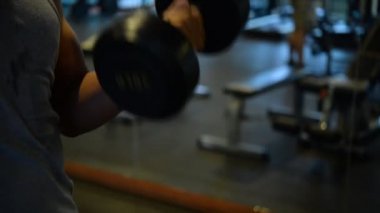 Spor salonundaki kaslı Asyalı adamın portresi vücut ağırlığı egzersizi.