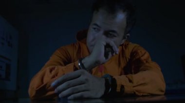 Şüpheli mahkum kıyafetleri giyiyordu. Soruşturmada tutuklandı. Gerçeği öğrenmek için sorgulandı.