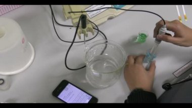 Laboratuvarda çalışan kadın bilim adamı.