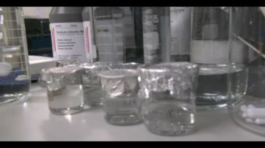 Laboratuvar ekipmanlarının kapatılması, bilim konsepti 