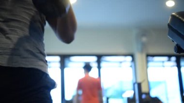Spor salonundaki kaslı Asyalı adamın portresi vücut ağırlığı egzersizi.