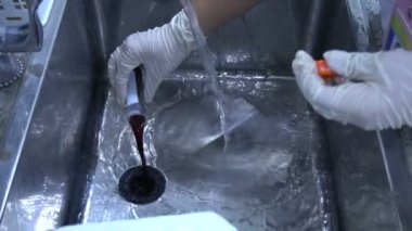 erkek bilim adamı laboratuarda çalışıyor.