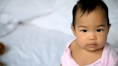 Sabahları küçük bir kız bebek yatakta yatıyor.