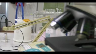 Laboratuvarda çalışan bilimadamlarına yakın çekim