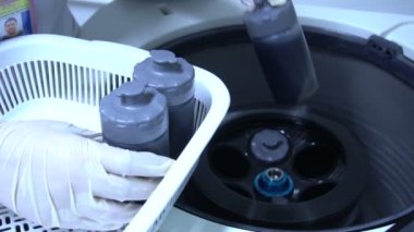 Laboratuvarda çalışan kadın bilim adamı.