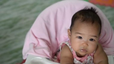 Anne tatlı Asyalı bebeği besliyor. 